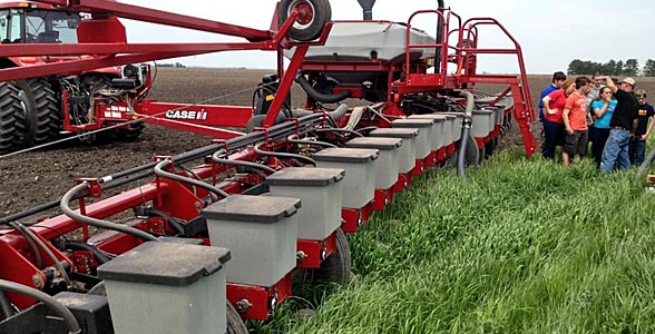 FFA Spotlight recipient Heyworth FFA spends the day helping plant corn at Wentworth Farms in Downs, Ill.. Photo courtesy Beck's Hybrids