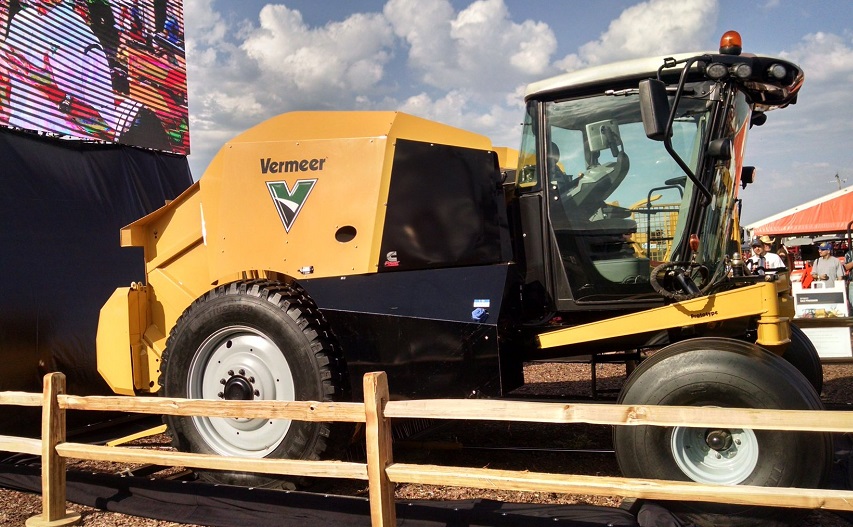 https://cdn.brownfieldagnews.com/wp-content/uploads/2017/09/vermeer-round-baler-hhd.jpg